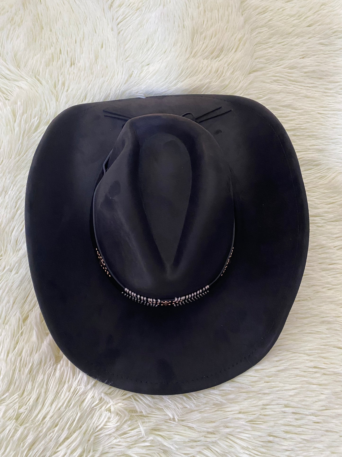 Sombrero, negro con detalles de hilos blancos y detalle de puntos dorados.