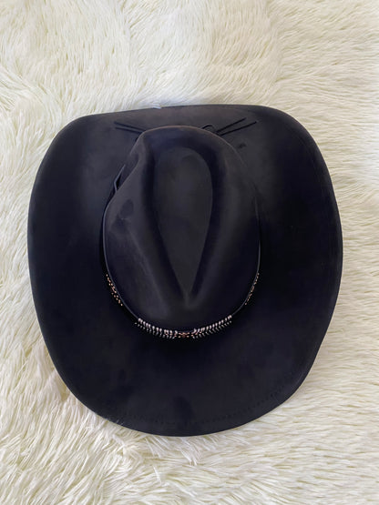 Sombrero, negro con detalles de hilos blancos y detalle de puntos dorados.