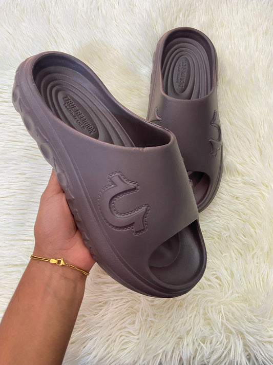 Sandalias TRUE RELIGION original, marron oscuro con logotipo de la marca en los lados.