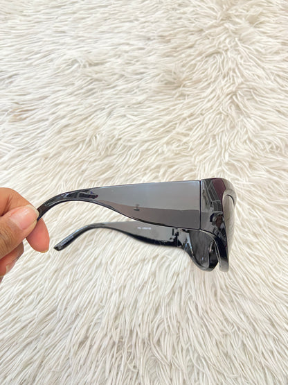 Lentes, diseñados con protección UV 100-400 para proteger tu visión. Negro con micas oscuras,ovalados grandes..
