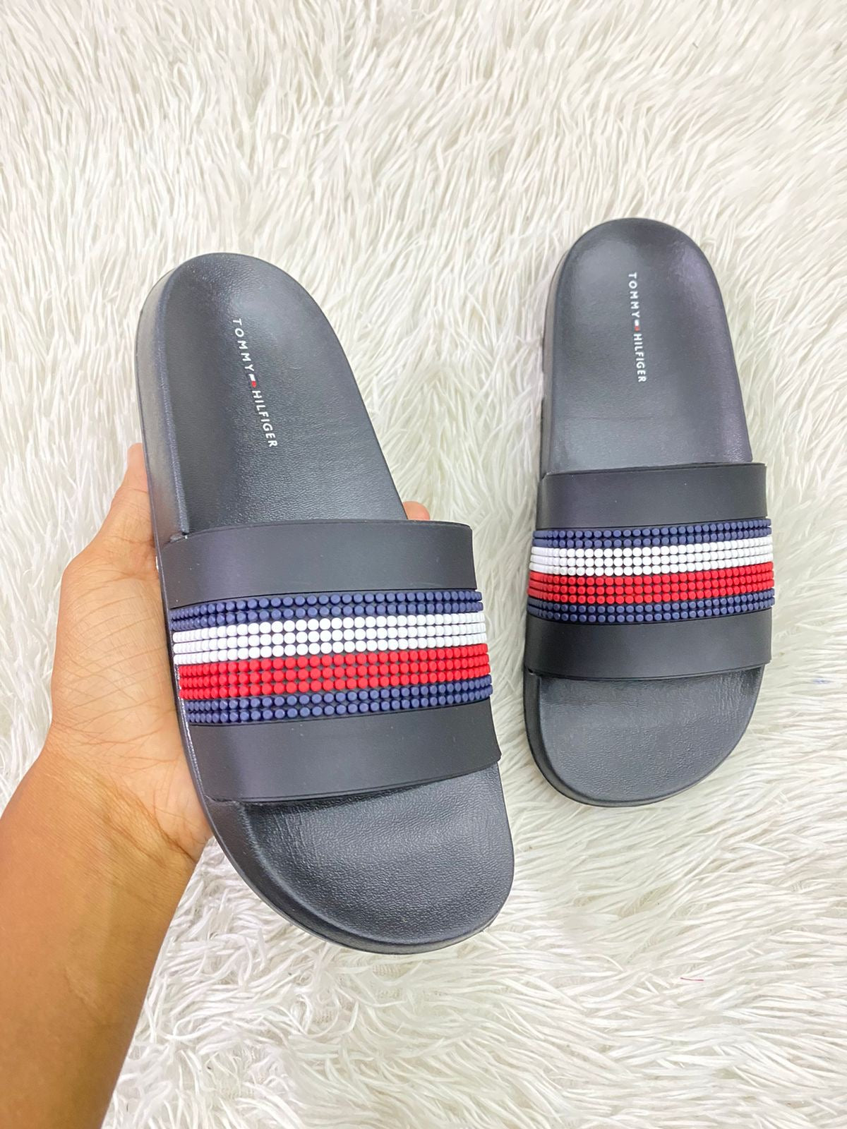 Sandalias Tommy Hilfiger original negra con diseño de puntos en los colores del logotipo.