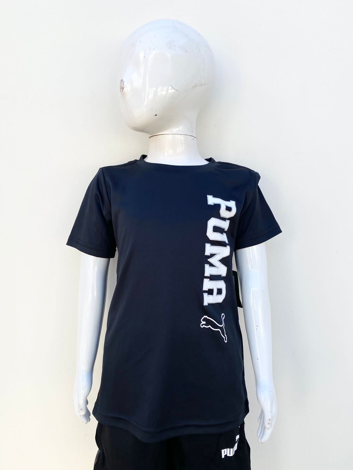 T-shirt Puma original negro con letras PUMA en blanco.