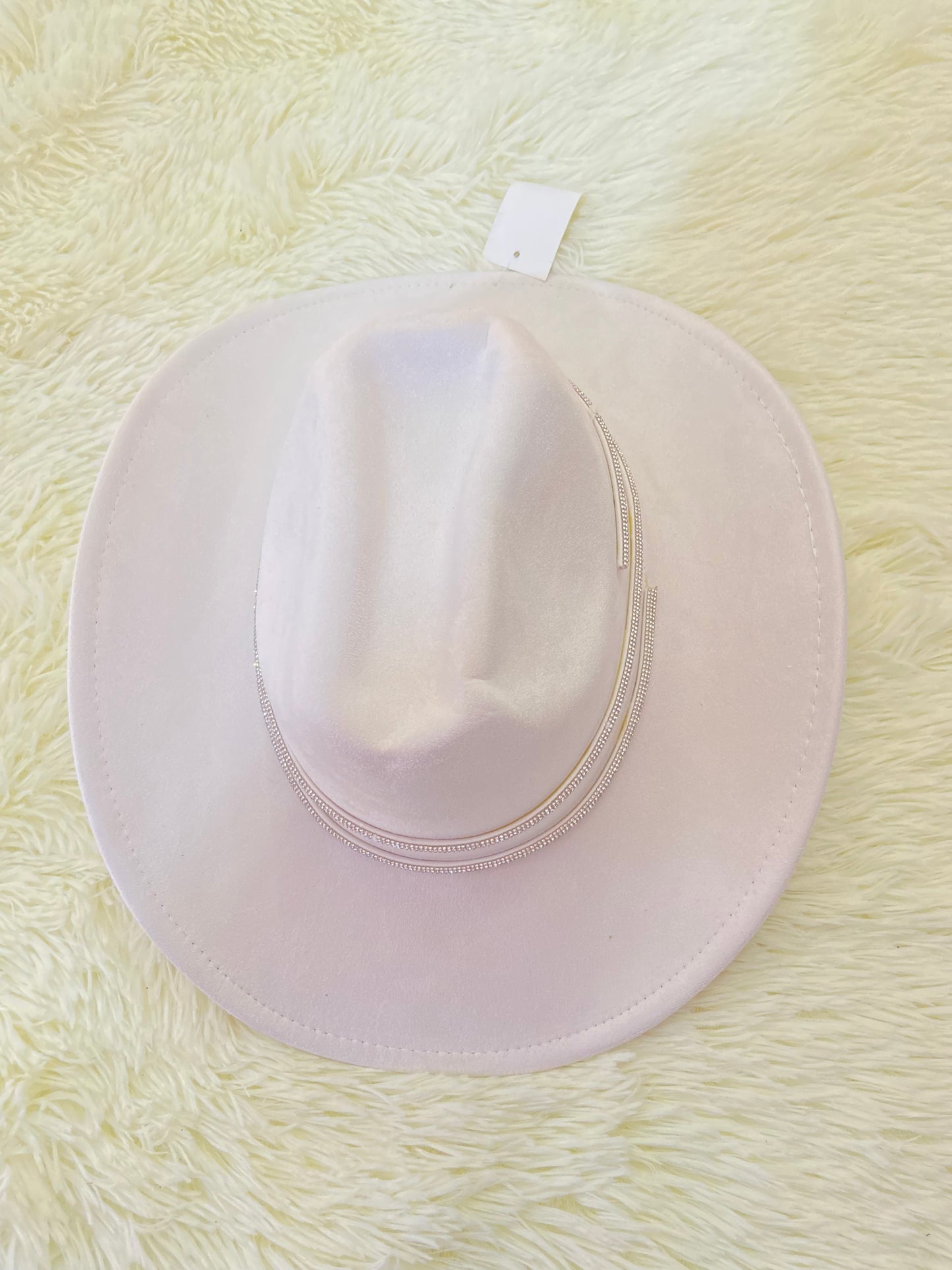 Sombrero, blanco con lazo en color plateado con brillos.