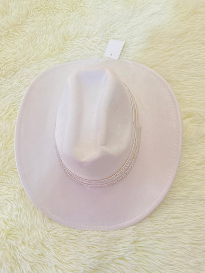 Sombrero, blanco con lazo en color plateado con brillos.