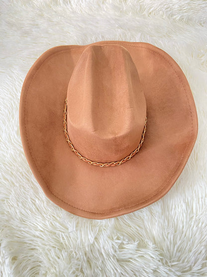 Sombrero, marron/ caramelo con Cadena alrededor en dorado, estilo vaquero.
