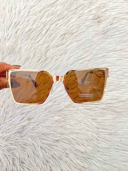 Lentes, diseñados con protección UV 100-400 para proteger tu visión. Marrón con montura en dorado y micas marrones.