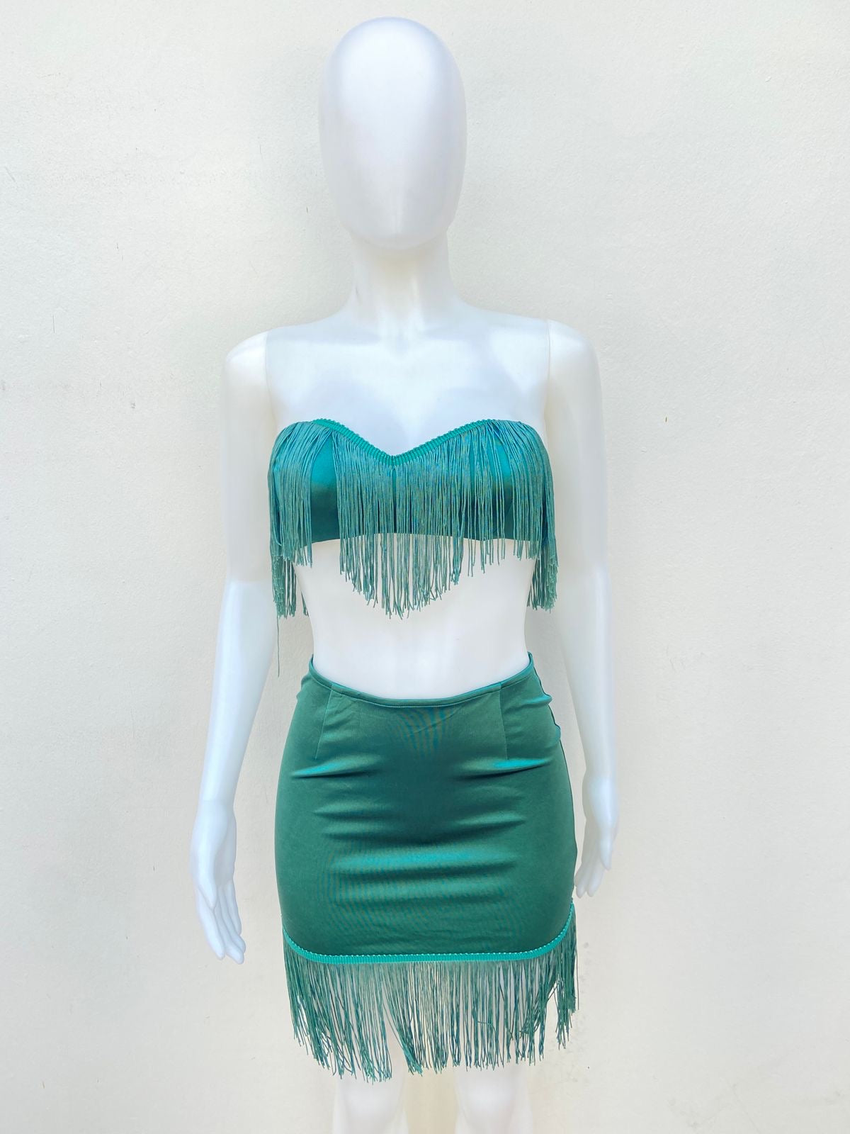 Conjunto Fashion Nova original, verde con flecos en ambas partes.