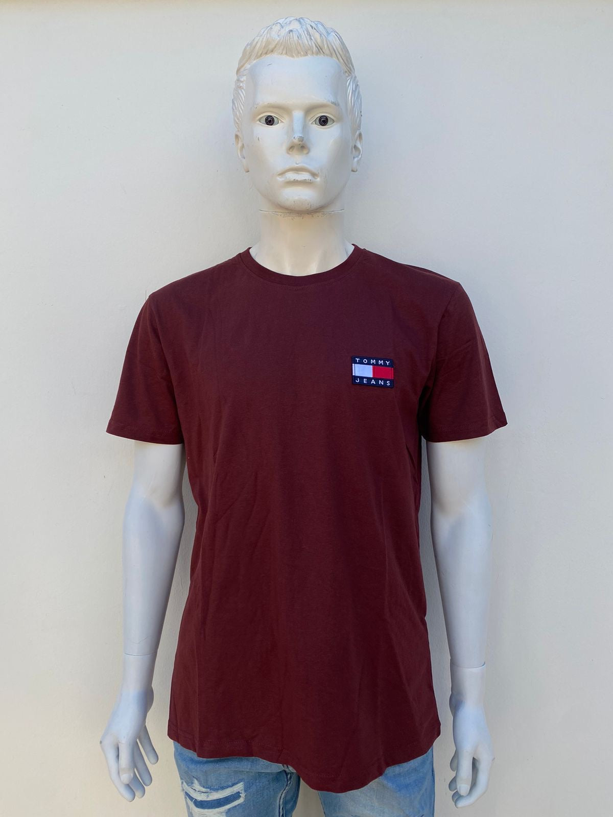 T-shirt Tommy Hilfiger rojo vino opaco Original con logotipo Tommy Jeans
