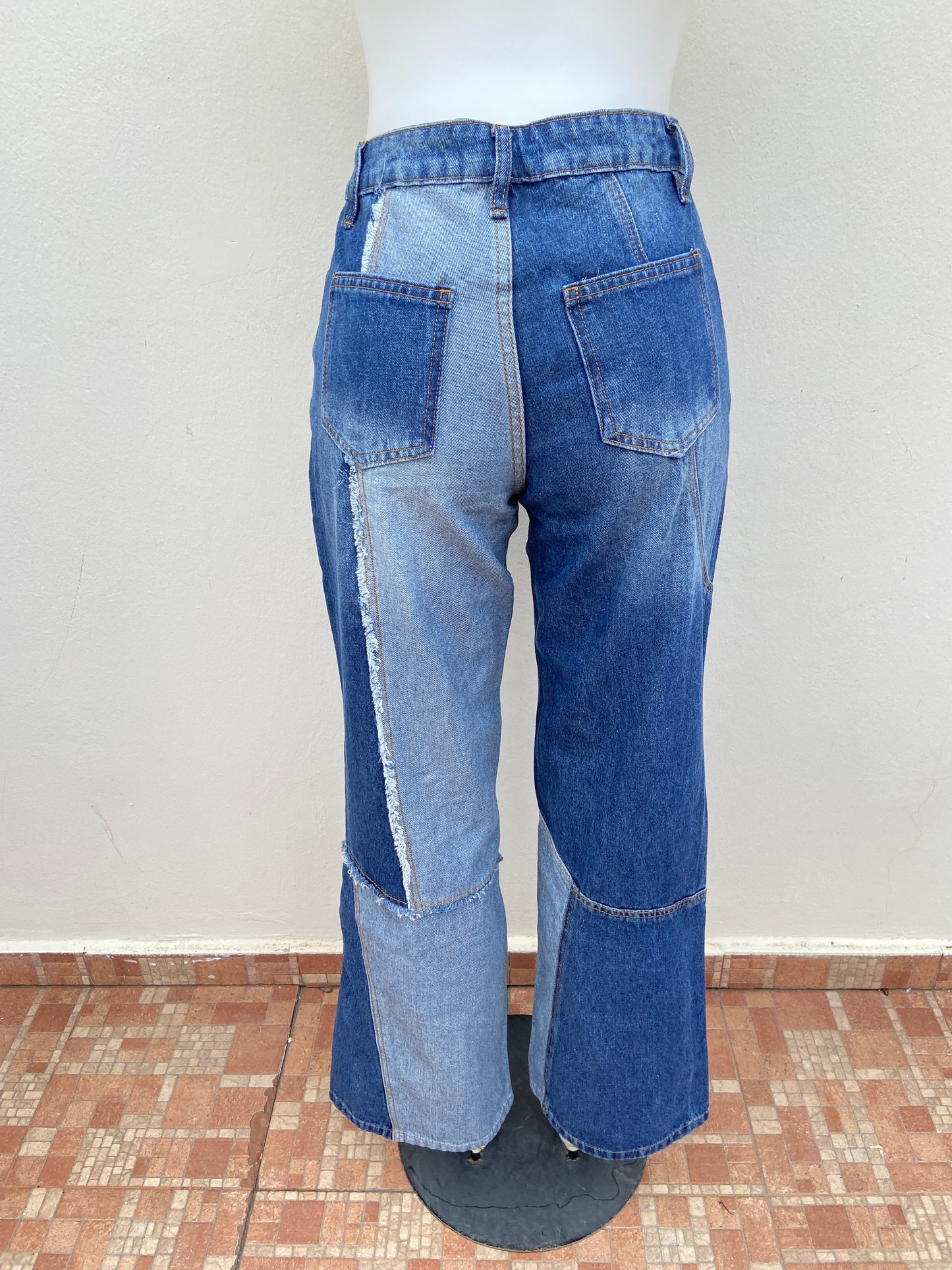 Pantalón Jean, azul oscuro con lazo en azul claro, acampanado.