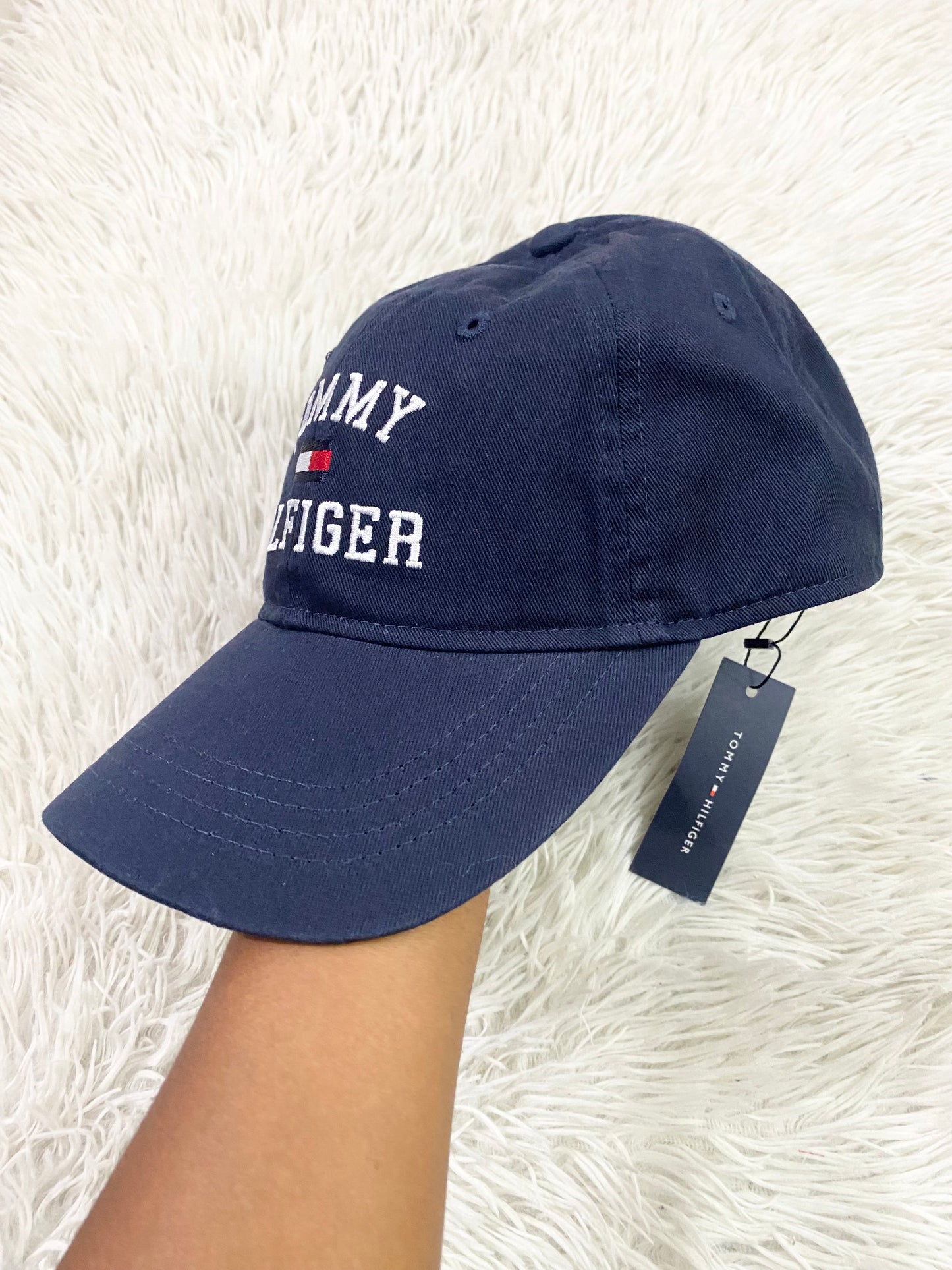 Gorra Tommy Hilfiger original, azul marino con letras de la marca en la parte delantera y bandera atrás.