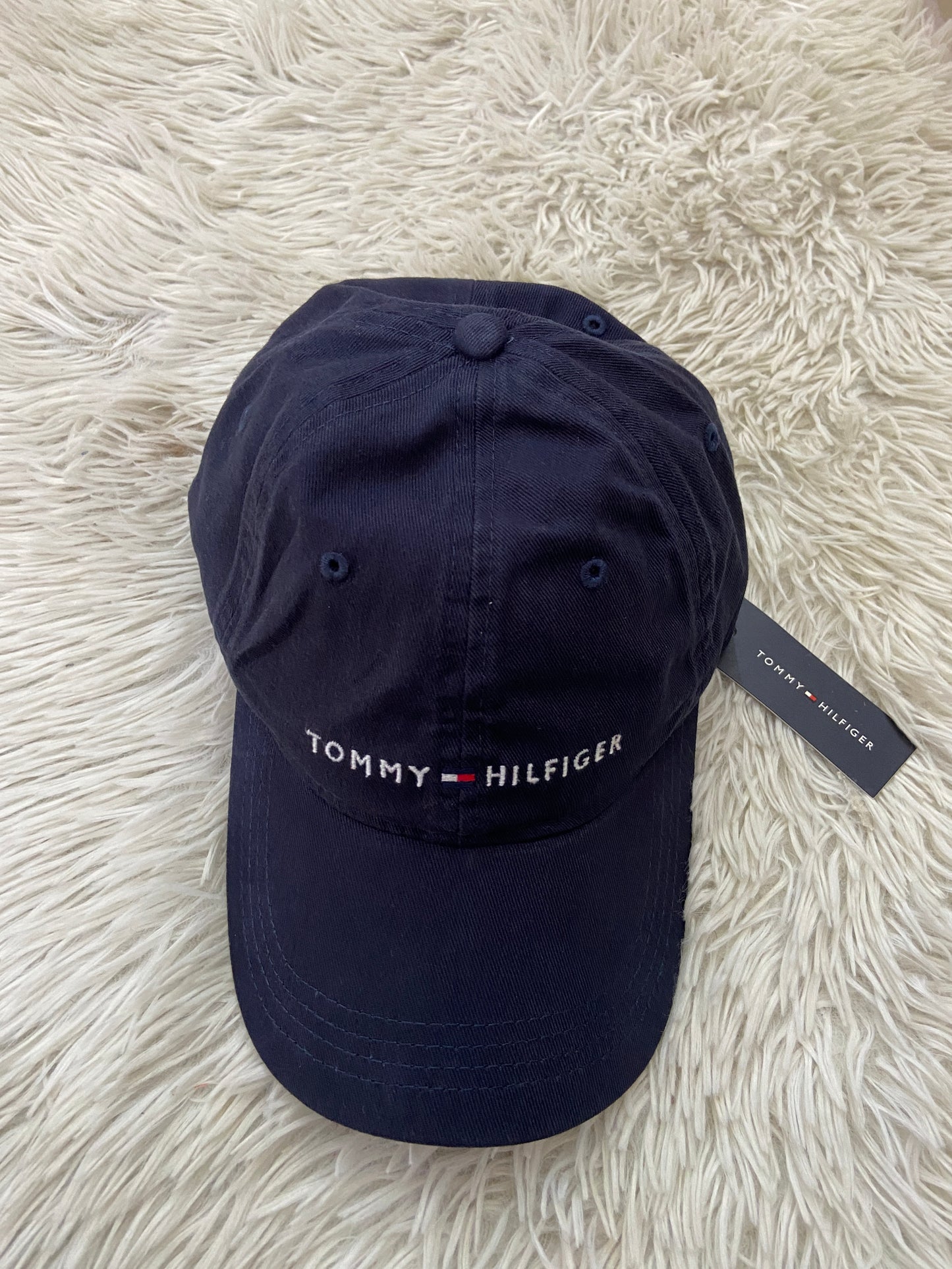 Gorra Tommy Hilfiger original azul marino, con letras TOMMY HILFIGER en blanco y correa marrón.