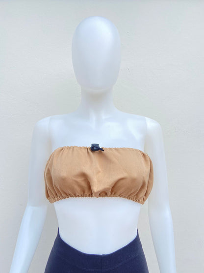 Top esstraple color camel (caramelo, caqui) con un lazo ajustable negro, marrón.