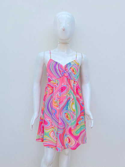 Vestido para niñas Fashion Nova Kids Rosado multicolor con fruncido en el centro.