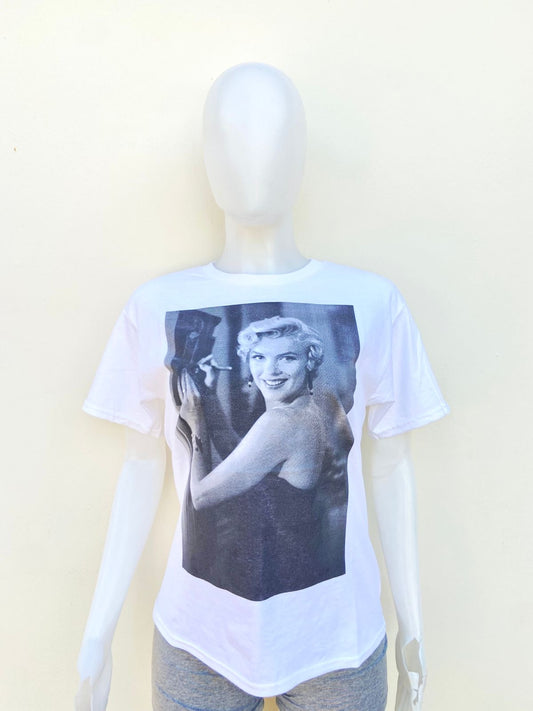 T-shirt blanco con imagen de Marilyn Monroe al frente.