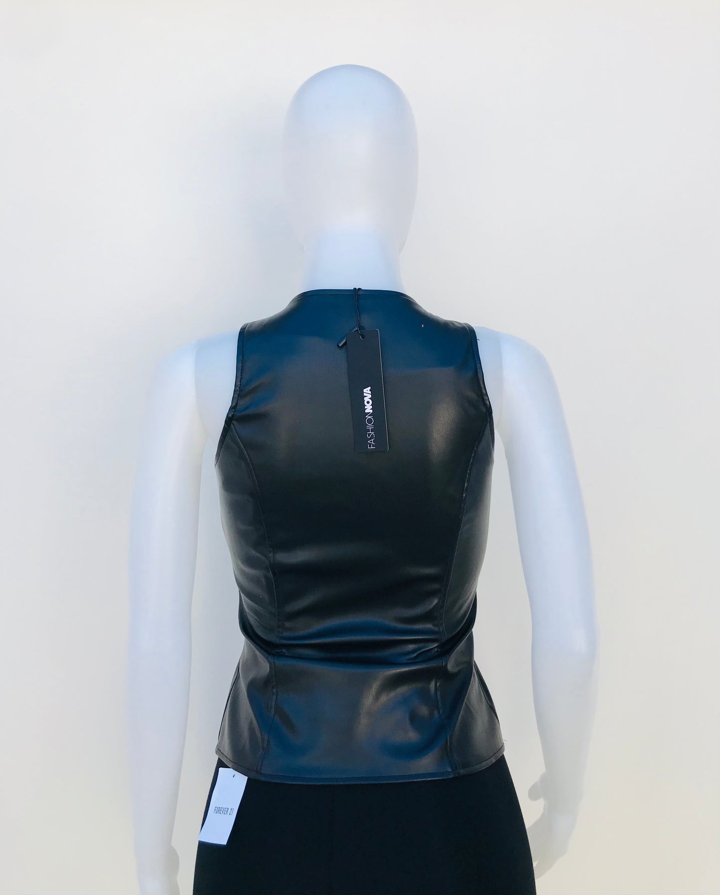 Top/ blusa en leather FASHION NOVA Original, negra descubierta en el centro con lazos cruzados.
