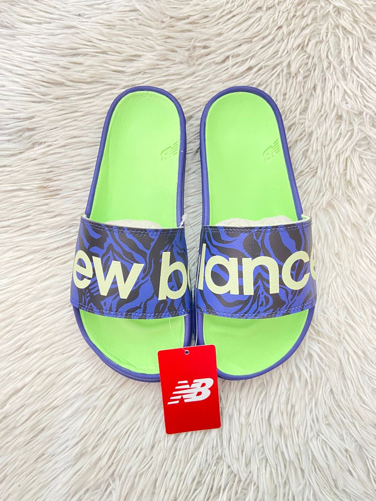 Sandalias NEW BALANCE original azul marino con verde neón y letras de la marca en frente.