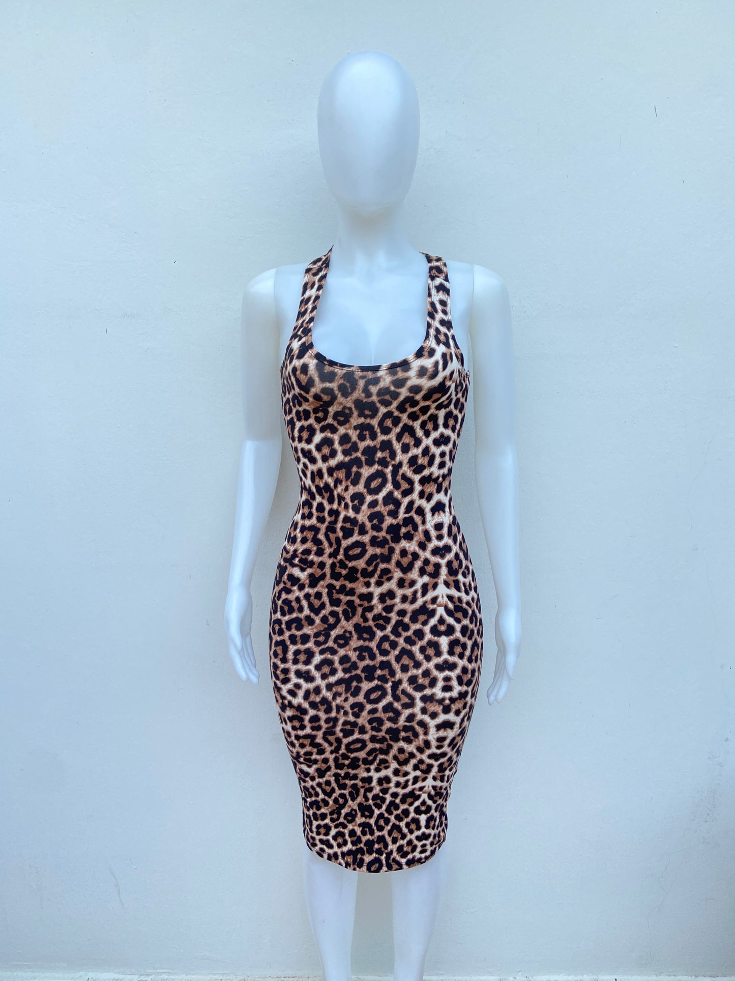 Vestido Fashion Nova original marrón con estampado de animal print.