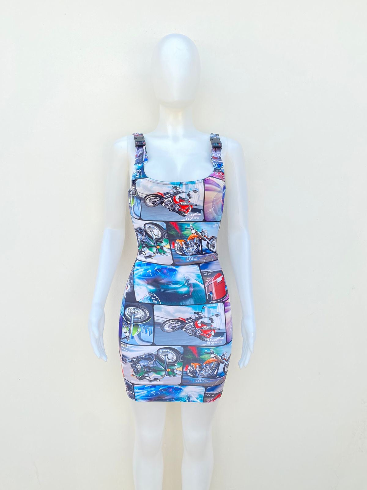 Vestido Fashion Nova original azul con estampado de carros y motocicletas.