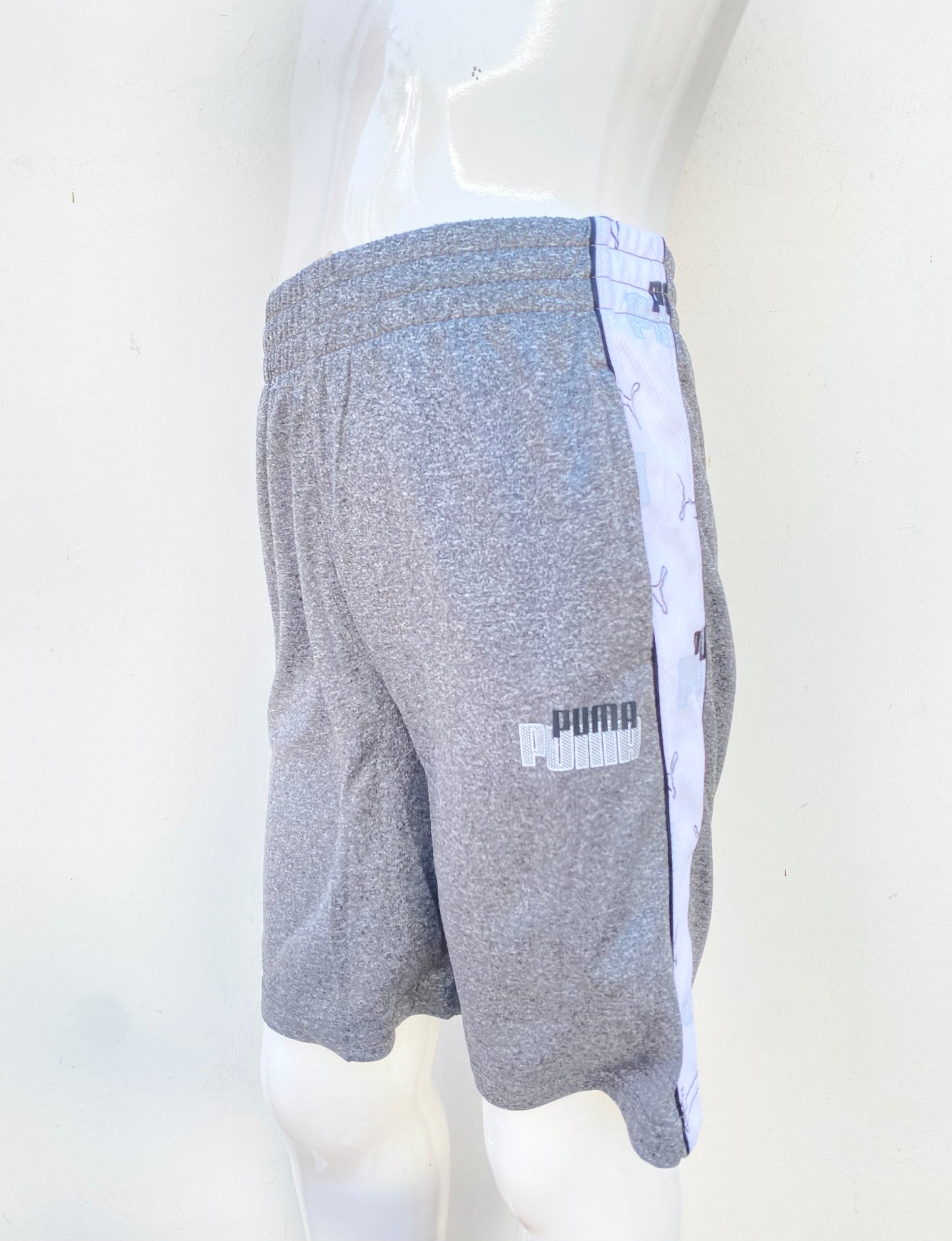 Bermuda/bañador Puma original, gris con blanco con estampado de León y letras de la marca.