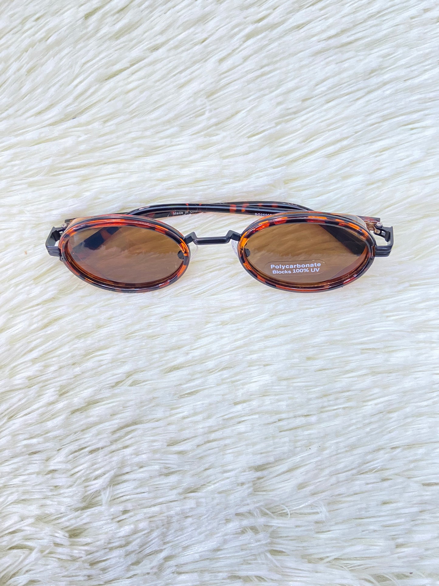Lentes, marrones con estampado de animal print, ovalados con protección UV 100% Polycarbonate.