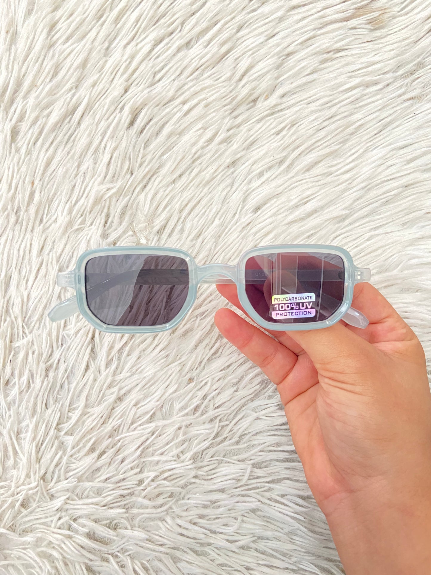 Lentes, azul claro con micas oscuras, cuadrados.