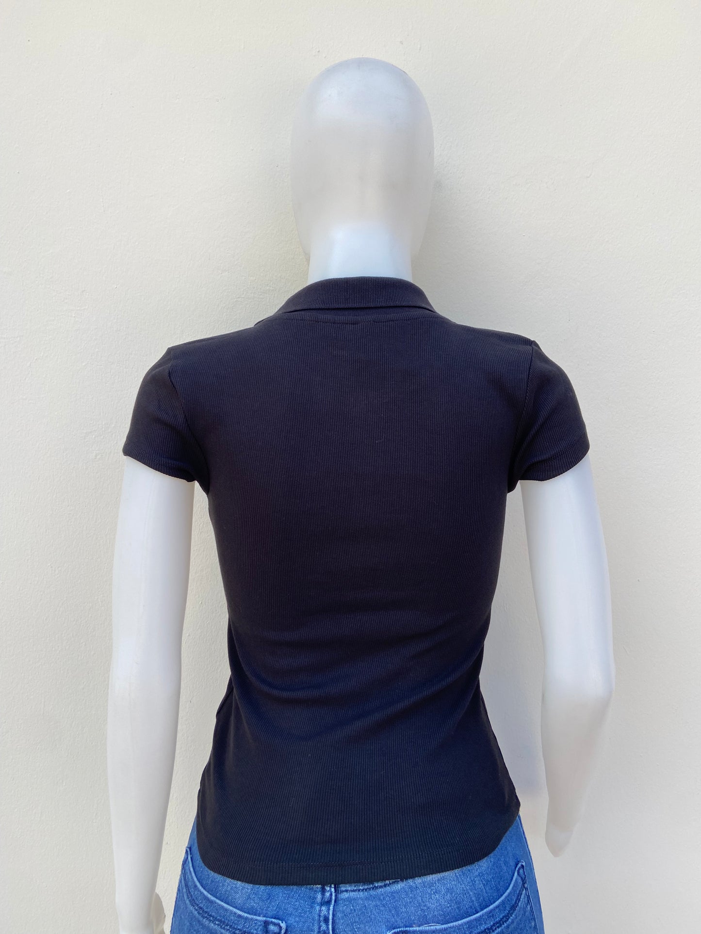 Polocher GUESS original, negro liso con zipper en plateado y letras GUESS en blanco.