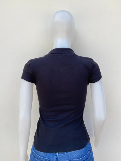 Polocher GUESS original, negro liso con zipper en plateado y letras GUESS en blanco.