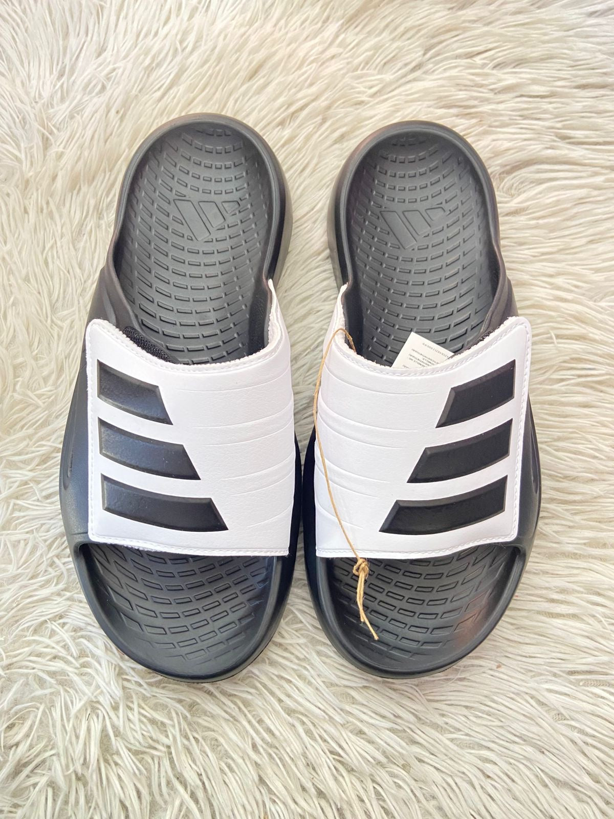 Sandalias ADIDAS original, negra con blanco y logotipo de la marca en frente, ajustables.