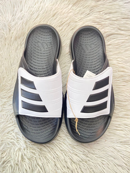 Sandalias ADIDAS original, negra con blanco y logotipo de la marca en frente, ajustables.