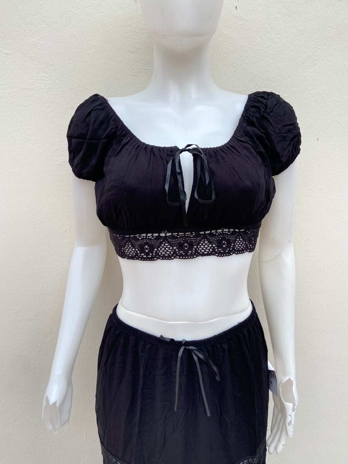 Conjunto Forever 21 original, negro de falda y top en encaje.