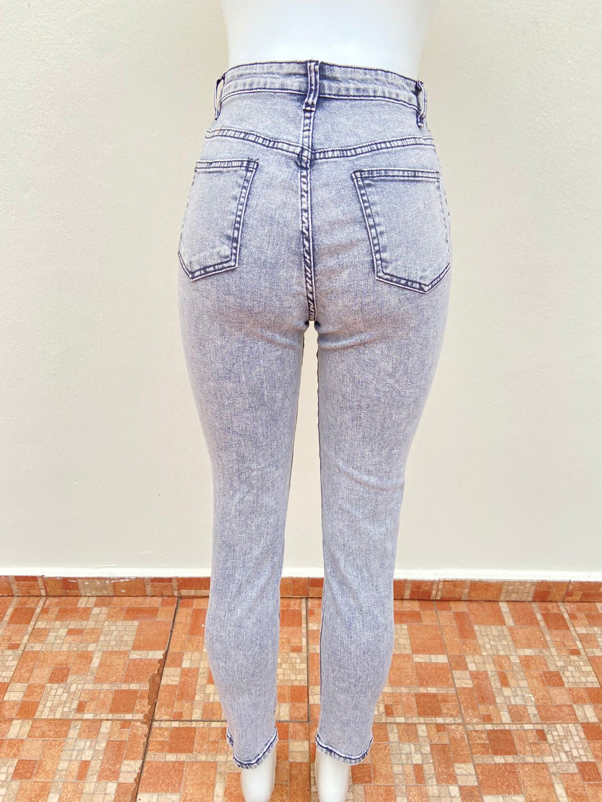 Pantalón Jean, gris claro con degradado en negro y con rasgados, SKINNY JEANS.