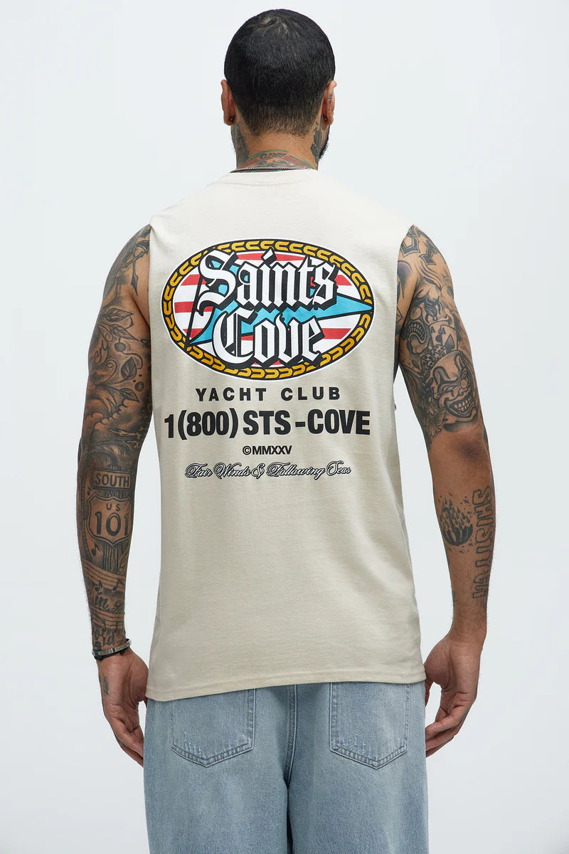 Franela en color crema (beige) con estampado atras, letras y numeros en color negro. saints cove yacht club 1(800) sts-cove.