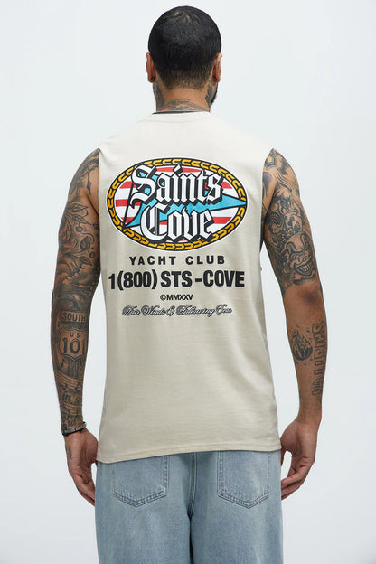 Franela en color crema (beige) con estampado atras, letras y numeros en color negro. saints cove yacht club 1(800) sts-cove.