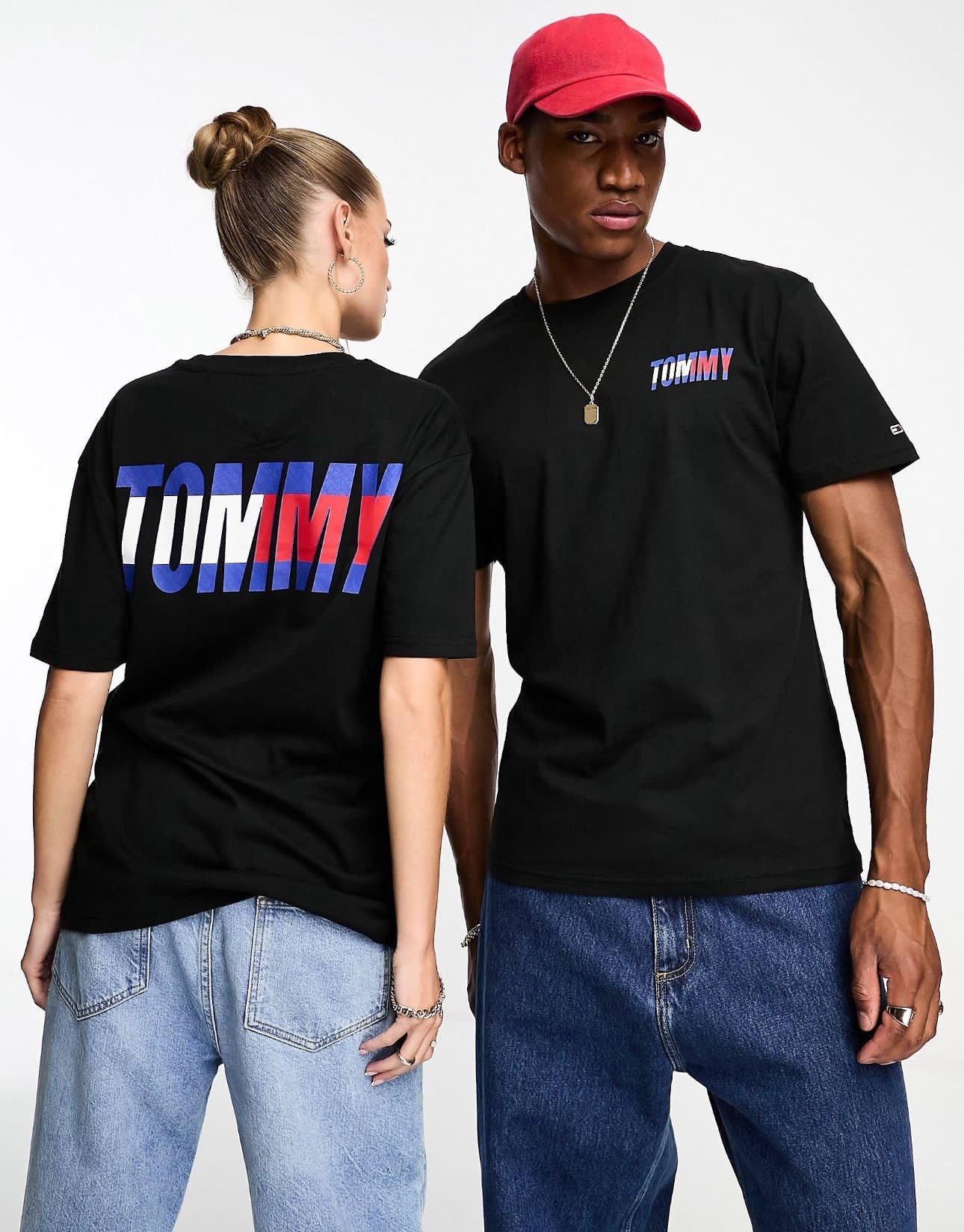 T-shirt Tommy Hilfiger original negro con letras TOMMY en rojo, azul y blanco.
