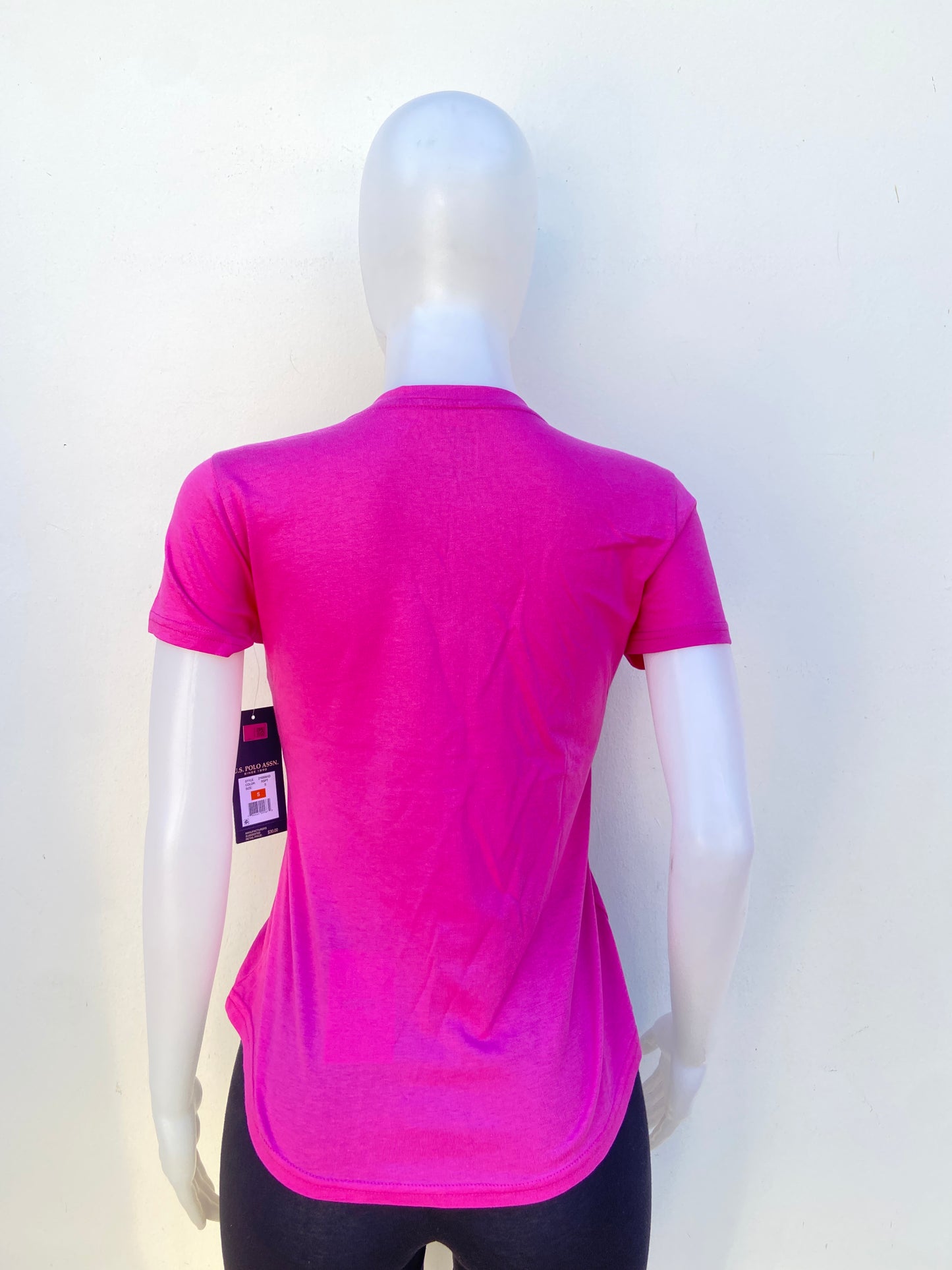 T-shirt U.S Polo original rosado con letras U.S POLO ASSN en plateado.