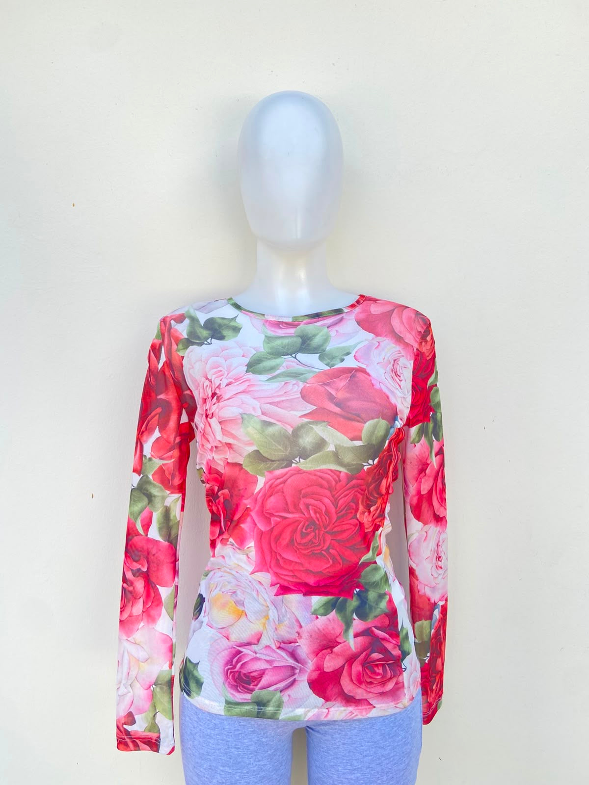 Blusa, manga larga con estampado de rosas en color rojas y rosadas, manga larga.