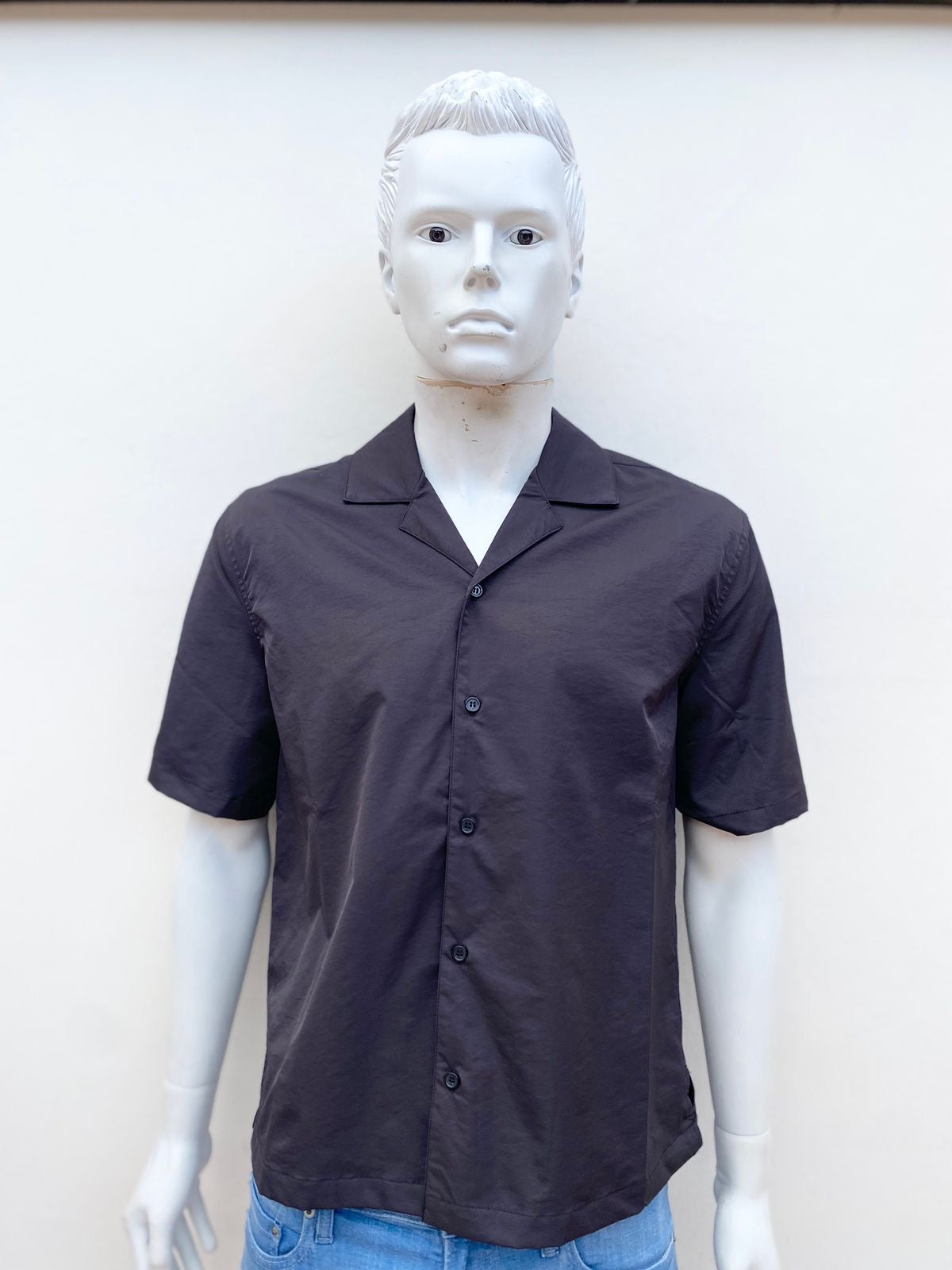 Camisa Fashion Nova Men Original, color negro opaco con interior en malla y botones negros en frente.