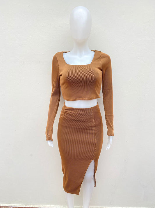 Conjunto Fashion Nova Original, marrón claro con líneas marcadas y falda con lado abierto.