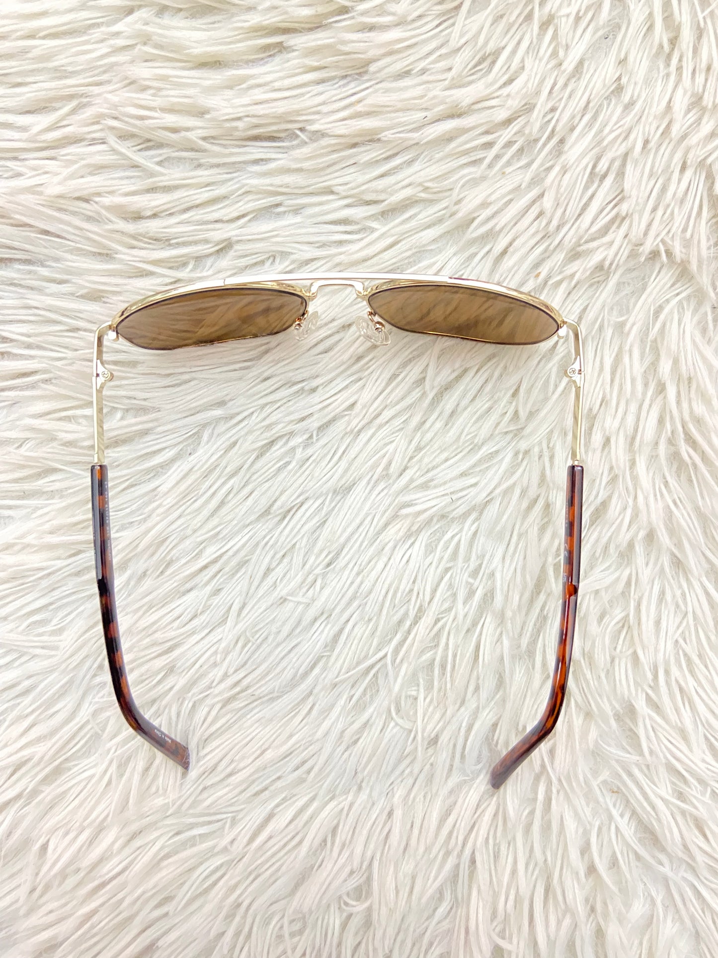 Lentes GUESS original, diseñados con protección UV 100-400 para proteger tu visión. Marrones con montura en animal print, ovalados.