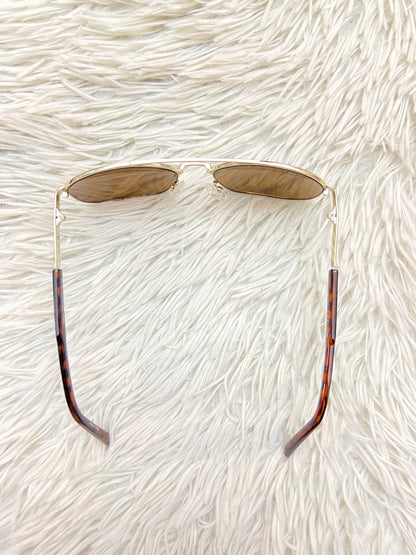 Lentes GUESS original, diseñados con protección UV 100-400 para proteger tu visión. Marrones con montura en animal print, ovalados.