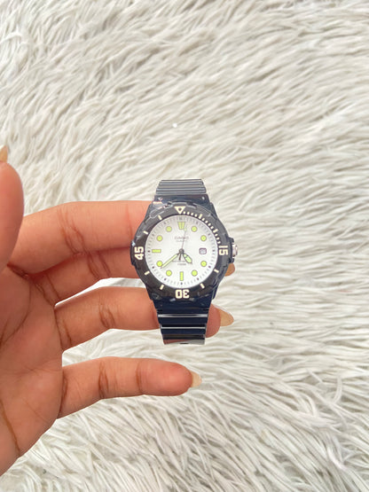 Reloj Casio original negra con fondo en color blanco y verde.