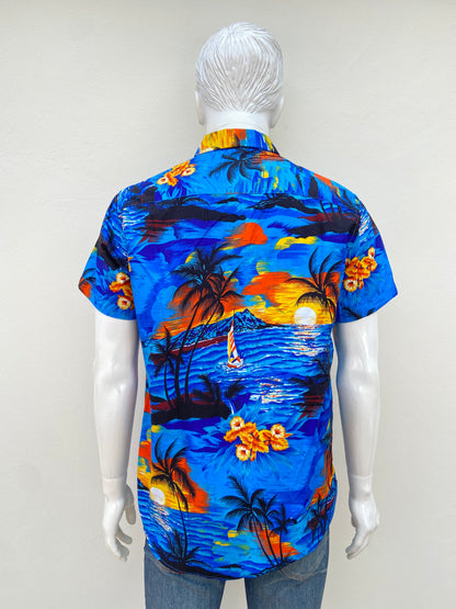 Camisa VERTICAL SPORT original, azul con estampado del atardecer y palmeras.
