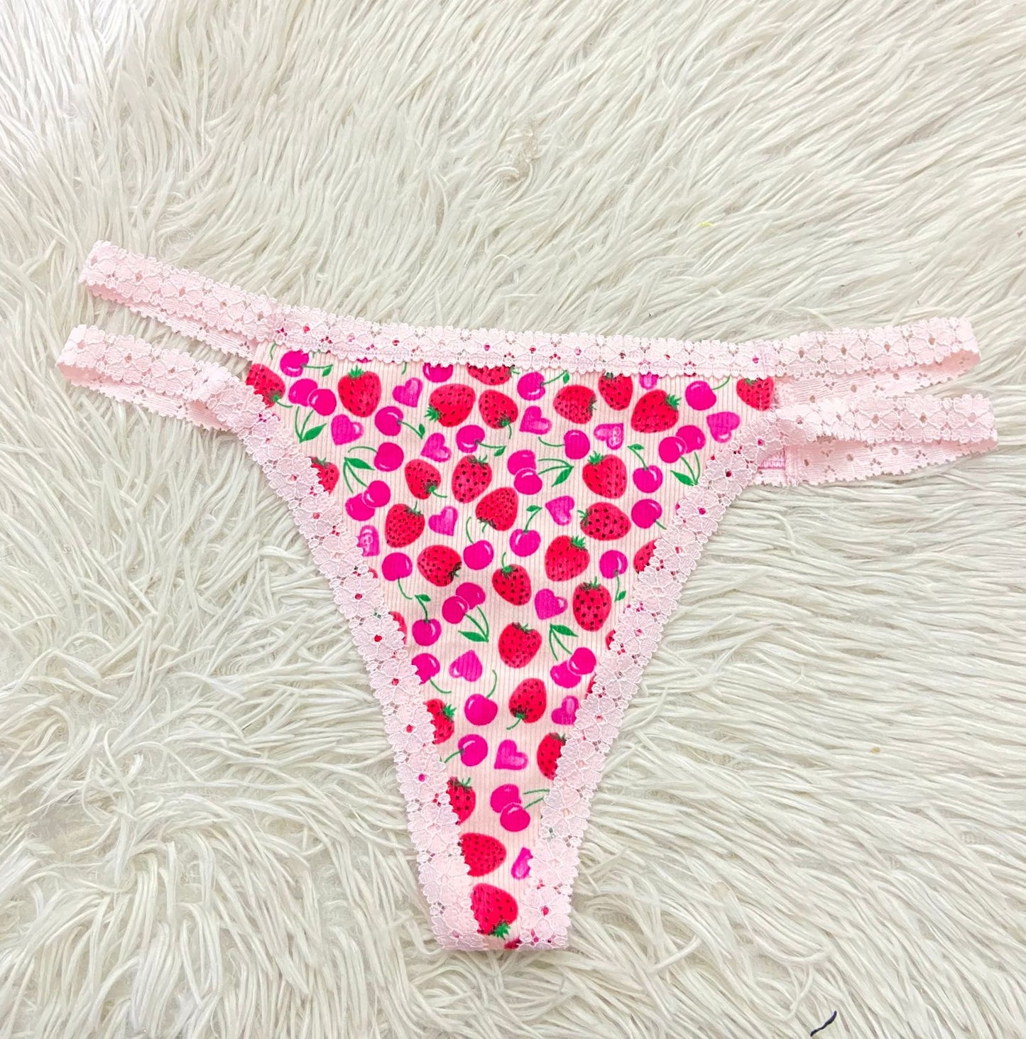 Panti PINK Original, rosado con estampado de fresas y cerezas en encaje, tanga.