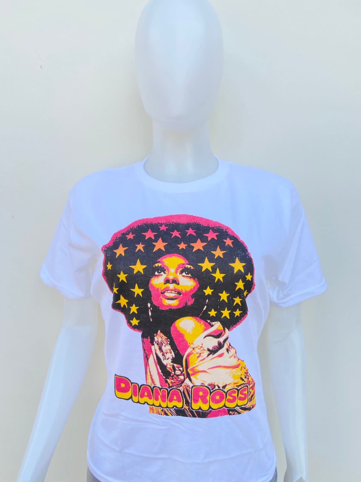T-shirt blanco con estampado de Diana Ross en colores y estrellas en el afro.