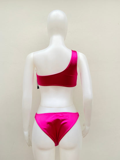 Biquini, de dos piezas rosado fucsia con dorado y detalles dorado en frente y de lado .