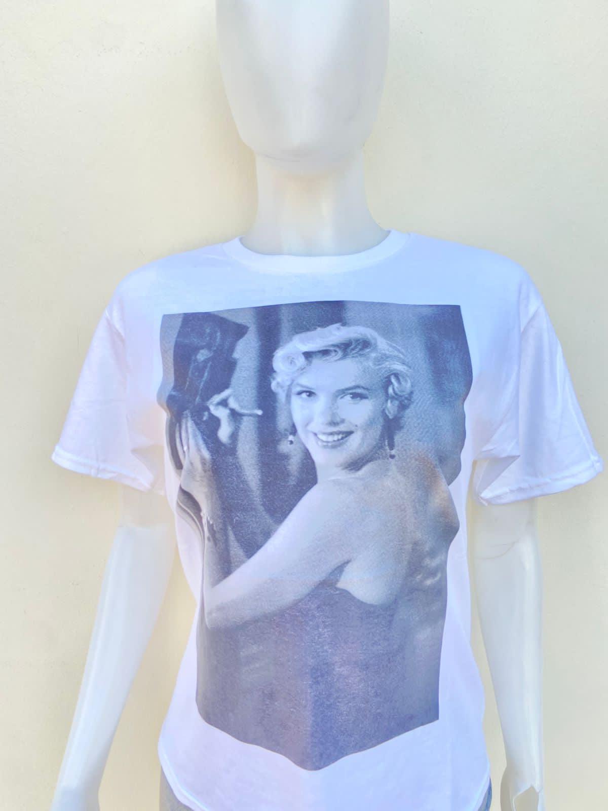 T-shirt blanco con imagen de Marilyn Monroe al frente.