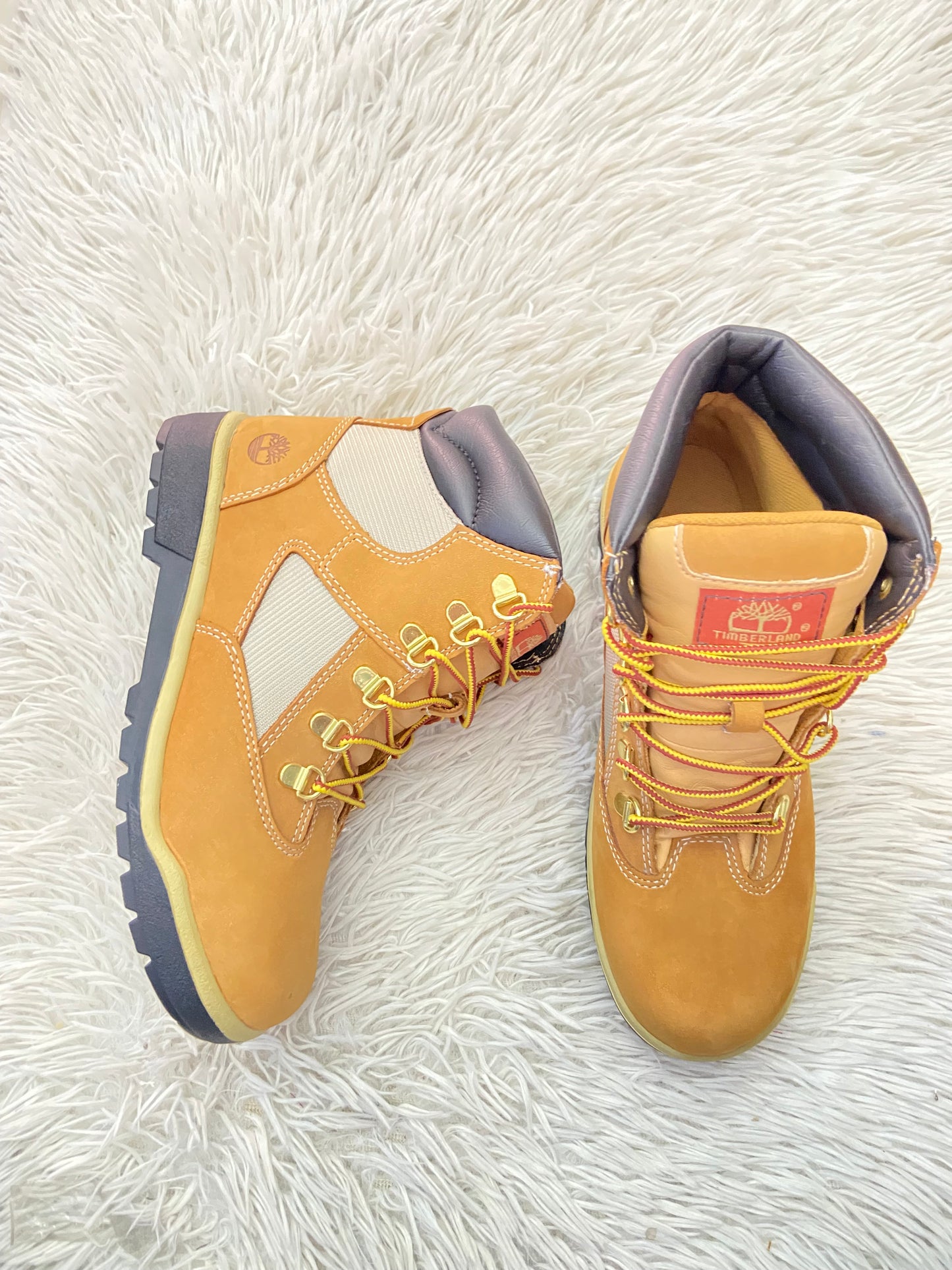 Botas TIMBERLAND original marron con suela en color negro y crema y logotipo de la marca al lado y en frente.