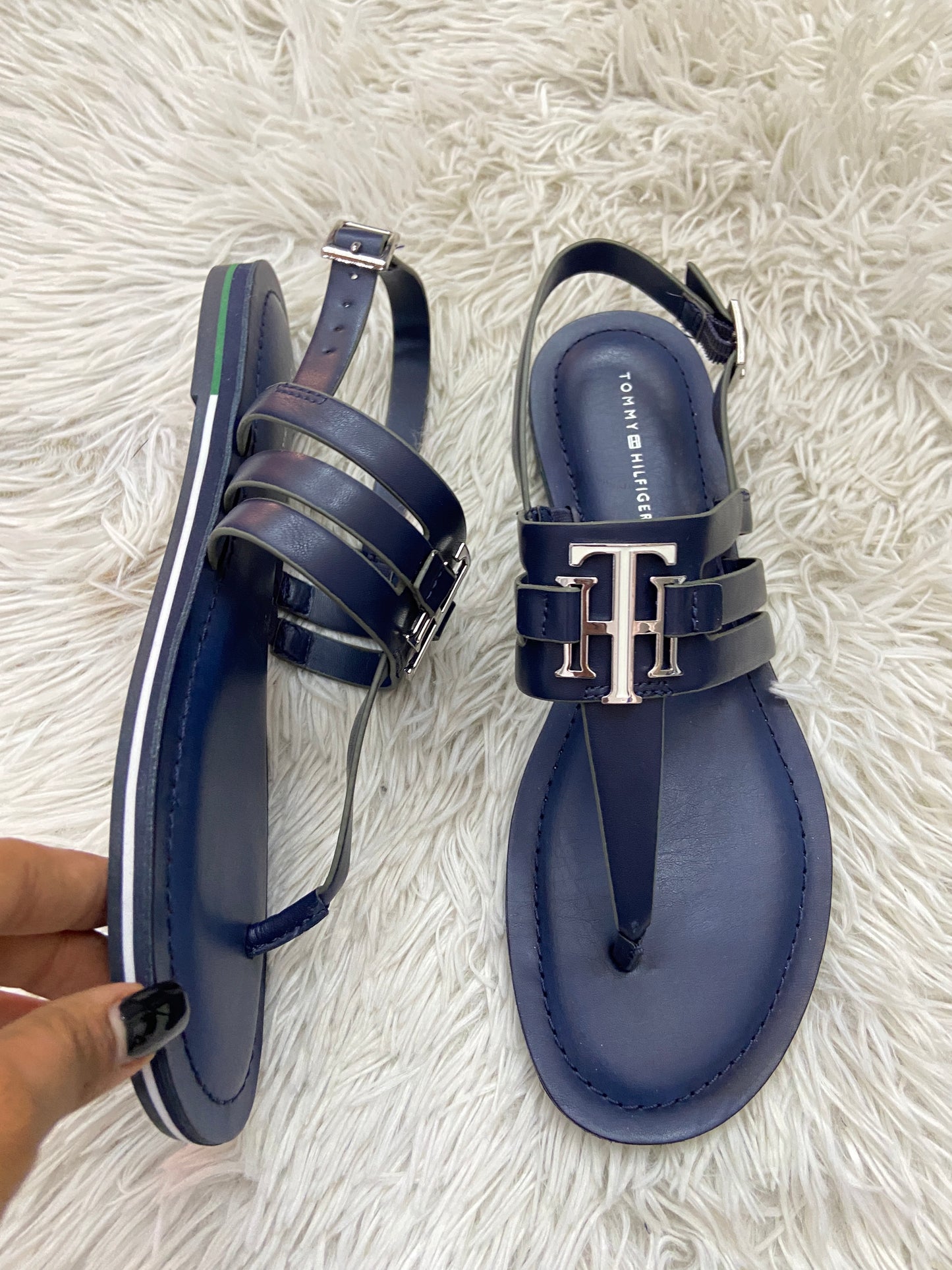 Sandalias Tommy Hilfiger original azul marino con placa TH en plateado.