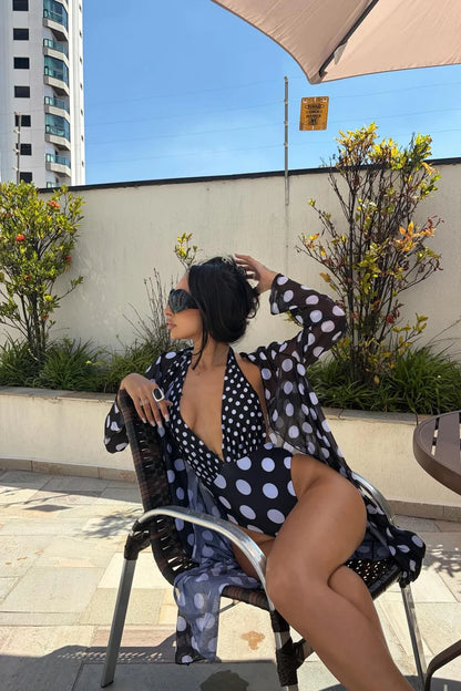 Biquini, negro con estampado lunares blanco, con cover up.