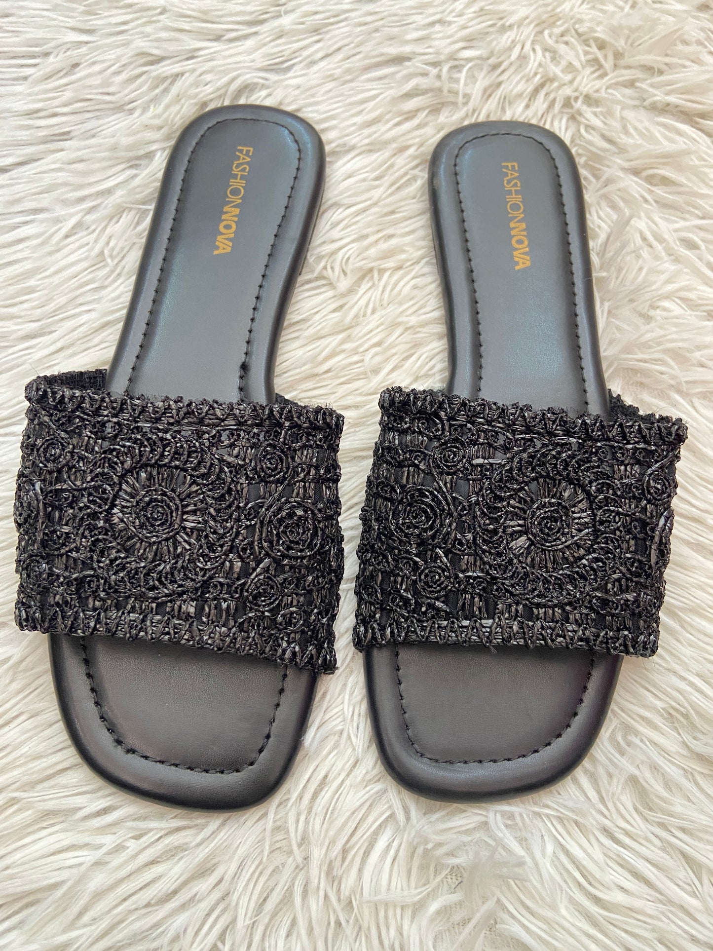 Sandalias, negra con detalles de flores cosida.